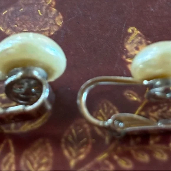Vintage Trifari Clip Single Pearl Earrings - Picture 2 of 5